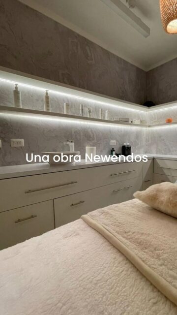 La diferencia entre una obra y una obra Newendos está en lo que nadie ve, pero todos sienten.
En esta remodelación de spa no hay silicona para tapar errores. Hay:
✓ Juntas de 2mm perfectas
✓ Encuentros de materiales a 45°
✓ Iluminación que no encandila, que abraza
✓ Pulcritud de obra que parece quirófano
Porque un spa no se construye. Se afina.
No somos solo obra gruesa. Somos terminación fina, mobiliario a medida y entrega llave en mano impecable.
Si tu proyecto exige elegancia y atención al detalle, hablemos.
👇 Guarda este reel si estás cotizando remodelación de spa, cabaña de lujo o centro de bienestar. Te servirá de estándar de calidad.
#RemodelacionSpa #Construccion #decoracion